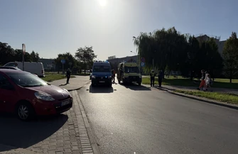 Nie zauważył dzieci z rowerami na przejeździe i potrącił starszego z nich. 9-latek trafił do szpitala. Groźny wypadek na Modrzewskiego w Piotrkowie