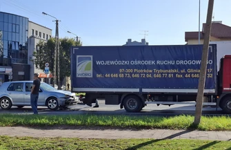 Wjechał w ciężarówkę WORD-u podczas egzaminu na prawo jazdy. Kursant oblał ale z innego powodu