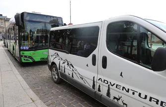 Kolizja autobusu MZK w Piotrkowie. Solaris uderzył w Opla Vivaro