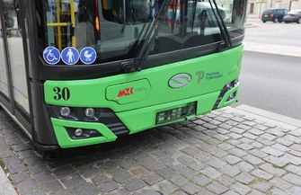 Kolizja autobusu MZK w Piotrkowie. Solaris uderzył w Opla Vivaro