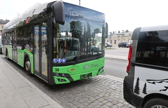 Kolizja autobusu MZK w Piotrkowie. Solaris uderzył w Opla Vivaro
