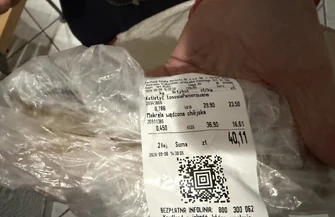 Kaufland w Piotrkowie klient kupił makrelę ale zapłacił również za łososia którego jak twierdzi nie brał. Zamiast 16 złotych zapłacił ponad 40 Mężczyzna pokazuje rachunek i nienaruszone opakowanie ryby.