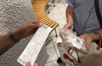 Kaufland w Piotrkowie klient kupił makrelę ale zapłacił również za łososia którego jak twierdzi nie brał. Zamiast 16 złotych zapłacił ponad 40 Mężczyzna pokazuje rachunek i nienaruszone opakowanie ryby.