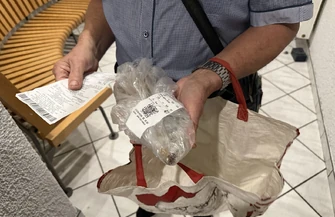 Kaufland w Piotrkowie klient kupił makrelę ale zapłacił również za łososia którego jak twierdzi nie brał. Zamiast 16 złotych zapłacił ponad 40 Mężczyzna pokazuje rachunek i nienaruszone opakowanie ryby.