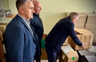 Nowe defibrylatory AED trafiły do szkół w Sulejowie i Uszczynie. Mają zwiększyć bezpieczeństwo uczniów i pracowników
