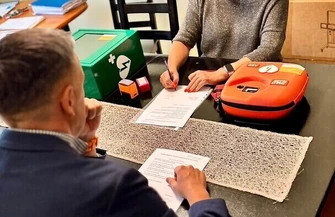 Nowe defibrylatory AED trafiły do szkół w Sulejowie i Uszczynie. Mają zwiększyć bezpieczeństwo uczniów i pracowników