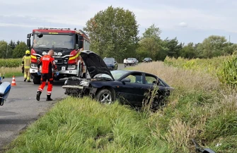 Groźnie między Wolą Krzysztoporska i Krężną. Kierująca z prawie trzema promilami wypadła z drogi i dachowała
