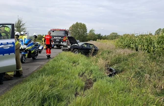 Groźnie między Wolą Krzysztoporska i Krężną. Kierująca z prawie trzema promilami wypadła z drogi i dachowała