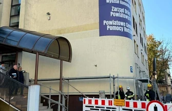 Platforma dla osób z niepełnosprawnościami nieczynna. Utrudnienia w budynku starostwa