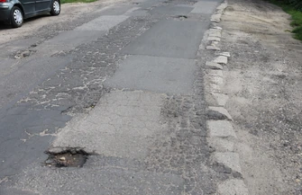 Ulica Gospodarcza w Piotrkowie czeka na remont. Mieszkańcy skarżą się na dziury