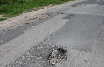 Ulica Gospodarcza w Piotrkowie czeka na remont. Mieszkańcy skarżą się na dziury