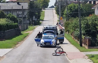 Potrącił rowerzystę i uciekł. 25-latek trafił do szpitala