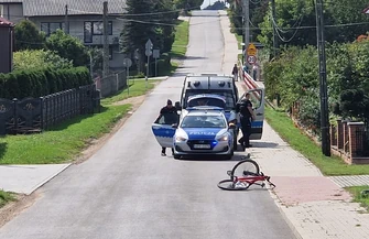 Potrącił rowerzystę i uciekł. 25-latek trafił do szpitala