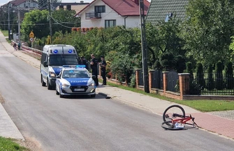 Potrącił rowerzystę i uciekł. 25-latek trafił do szpitala