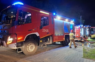 Kolejny pożar pustostanu przy ul. 1 Maja w Piotrkowie. Paliło się pomieszczenie wypełnione śmieciami
