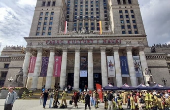Strażacy z gminy Wola Krzysztoporska pobiegli po schodach Pałacu Kultury i Nauki