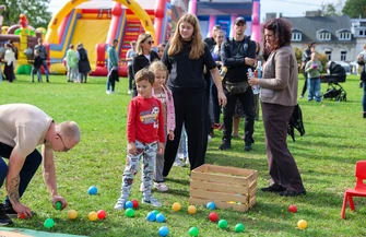Tłumy na festiwalu squishy gniotków pod Mediateką w Piotrkowie. W kolejkach stały całe rodziny
