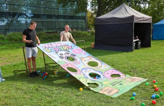 Tłumy na festiwalu squishy gniotków pod Mediateką w Piotrkowie. W kolejkach stały całe rodziny