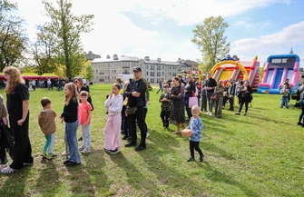 Tłumy na festiwalu squishy gniotków pod Mediateką w Piotrkowie. W kolejkach stały całe rodziny