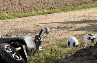 Zderzenie motoroweru z ciągnikiem w Longinówce. Dwie osoby w szpitalu