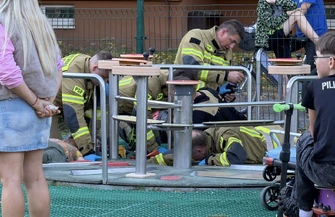 Sześcioletni chłopiec zaklinował się na karuzeli na placu zabaw w Piotrkowie Trybunalskim. Strażacy musieli użyć ciężkiego sprzętu dziecko trafiło do Centrum Matki Polki w Łodzi