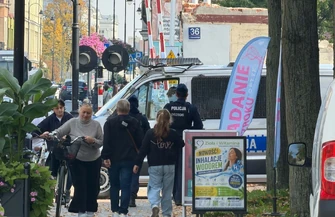 Policja kontroluje kierowców przy przejeździe kolejowym na ul. Słowackiego w Piotrkowie