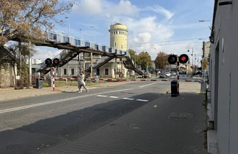 Policja kontroluje kierowców przy przejeździe kolejowym na ul. Słowackiego w Piotrkowie