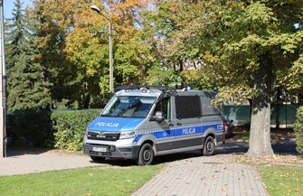 Alarmy bombowe w Piotrkowie i powiecie piotrkowskim. 7 zgłoszeń policja potwierdza kaskadową wysyłkę