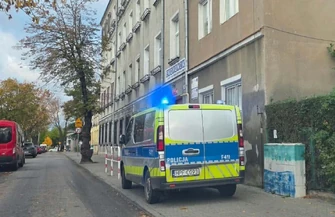 Bezpieczeństwo szkół w Piotrkowie i powiecie piotrkowskim. Policja patroluje placówki szkoły wprowadzają dodatkowe zabezpieczenia