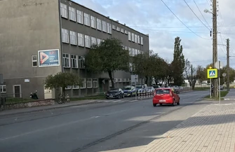 Bezpieczeństwo szkół w Piotrkowie i powiecie piotrkowskim. Policja patroluje placówki szkoły wprowadzają dodatkowe zabezpieczenia