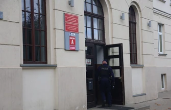 Piotrków Trybunalski. Zdjęcie ucznia z maczetą w TPS-ie okazało się przeróbką AI