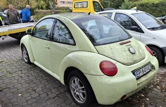Kilkadziesiąt interwencji w sprawie nieużywanych samochodów w Piotrkowie. Nie wystarczy że auto stoi długo