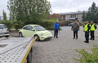 Kilkadziesiąt interwencji w sprawie nieużywanych samochodów w Piotrkowie. Nie wystarczy że auto stoi długo