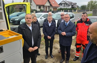 Nowy ambulans dla ratowników medycznych w Wolborzu. Do podstacji trafił Volkswagen Crafter