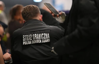 Policyjna obława w Łódzkiem. Zatrzymano 142 osoby. Jeden z mężczyzn ukrył się pod kołdrą
