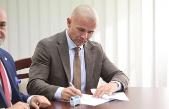 Powiat piotrkowski podpisał porozumienia z gminami. Bezpłatna pomoc prawna w ośmiu punktach