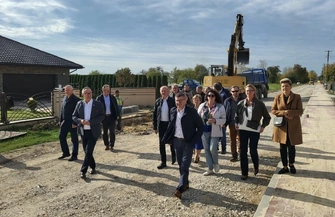 Radni sprawdzili inwestycje w gminie Wolbórz. Drogi, oświetlenie i Dom Ludowy